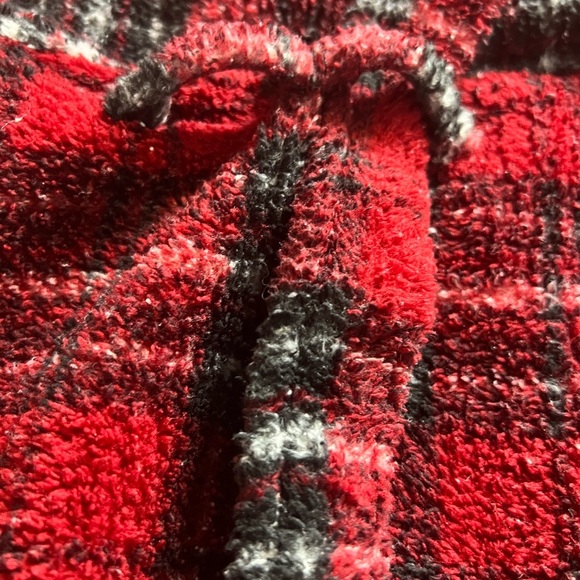 Coastal club one-size-fits-all men’s red checkered robe. - Picture 7 of 11